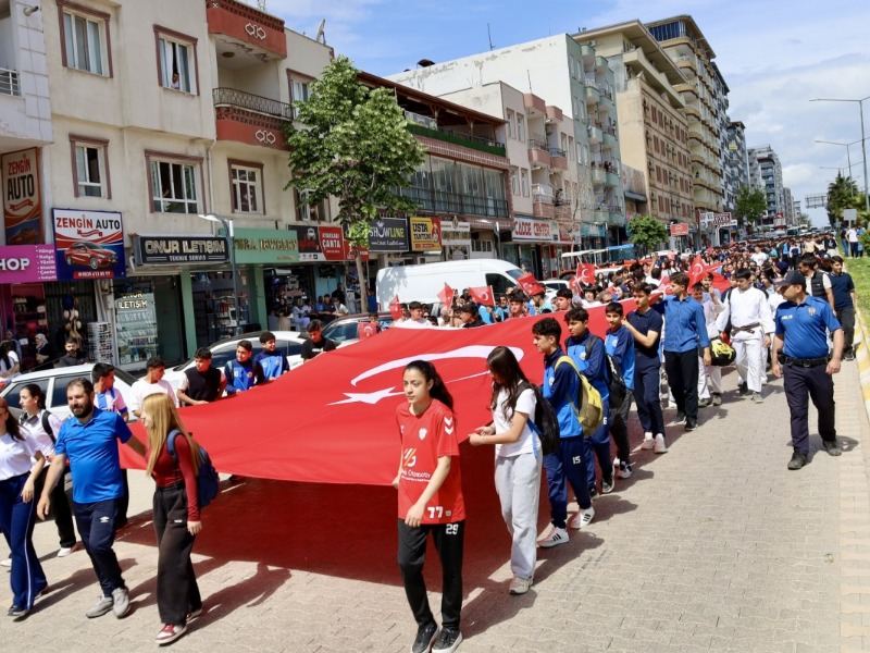 Kahta'da gençlik yürüyüşü yoğun katılımla gerçekleşti