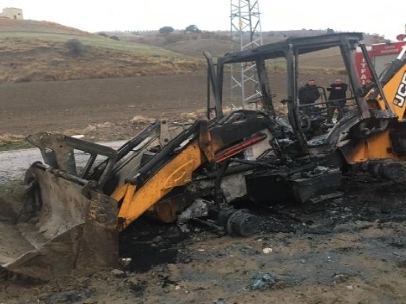 Kahta’da Park halindeki iş makinesi yandı