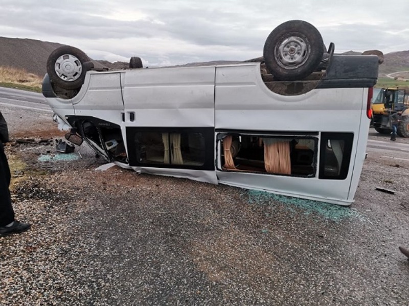Kahta'da Otomobil İle Minibüs Çarpıştı: 2 Yaralı