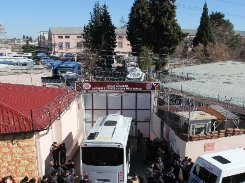Depremde hasar gören cezaevi tamamen boşaltıldı