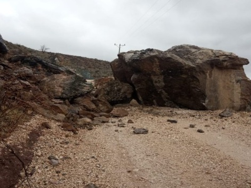 Sincik’te Depremin düşürdüğü kaya ulaşımı engelliyor