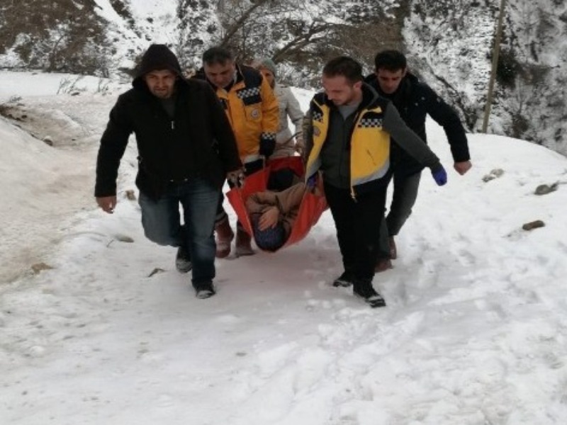 Sincik’te Kar nedeniyle mahsur kalan hastaya saatler sonra ulaşıldı