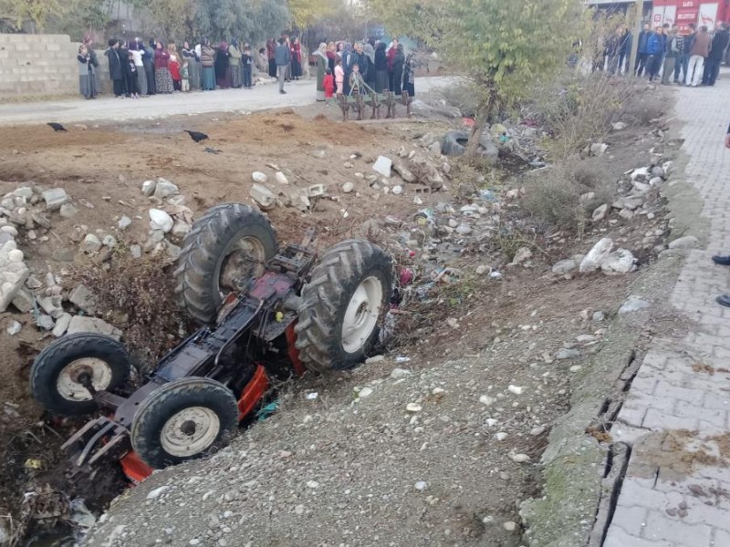 Kahta'da traktör devrildi: 1'i ağır 2 yaralı