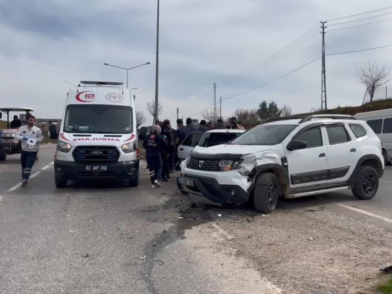 Kahta'da otomobiller çarpıştı: 2 sürücü yaralandı