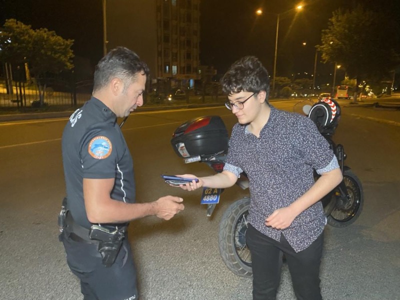 Adıyamanlı genç bulun erkek cüzdanını polislere teslim etti