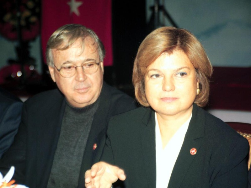 Eski başbakanlardan Tansu Çiller'in eşi Özer Uçuran Çiller, geçirdiği kalp krizi sonucu hayatını kaybetti.