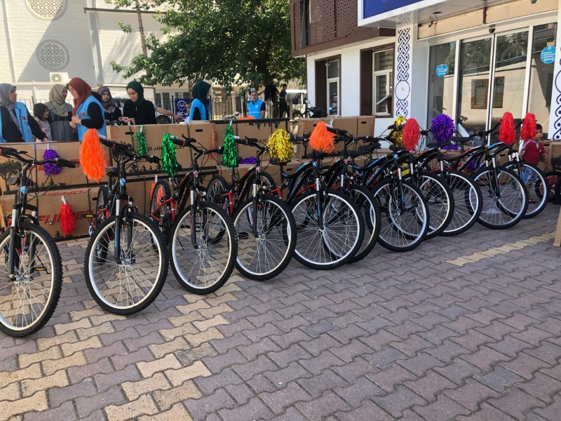 Adıyaman’da 56 yetim çocuğa bisiklet hediye edildi