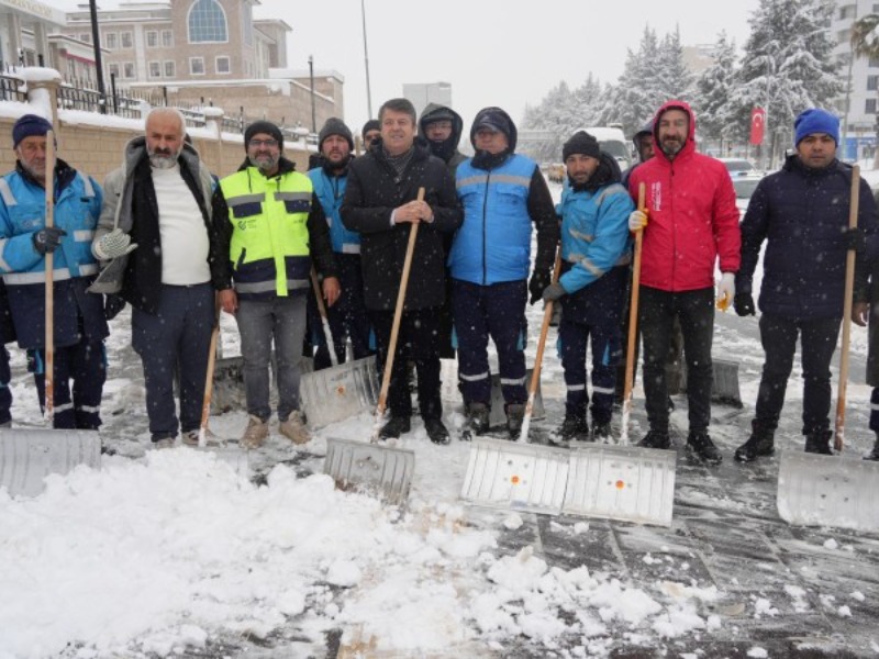 Adıyaman Belediyesi ekiplerinden kesintisiz kar mesaisi