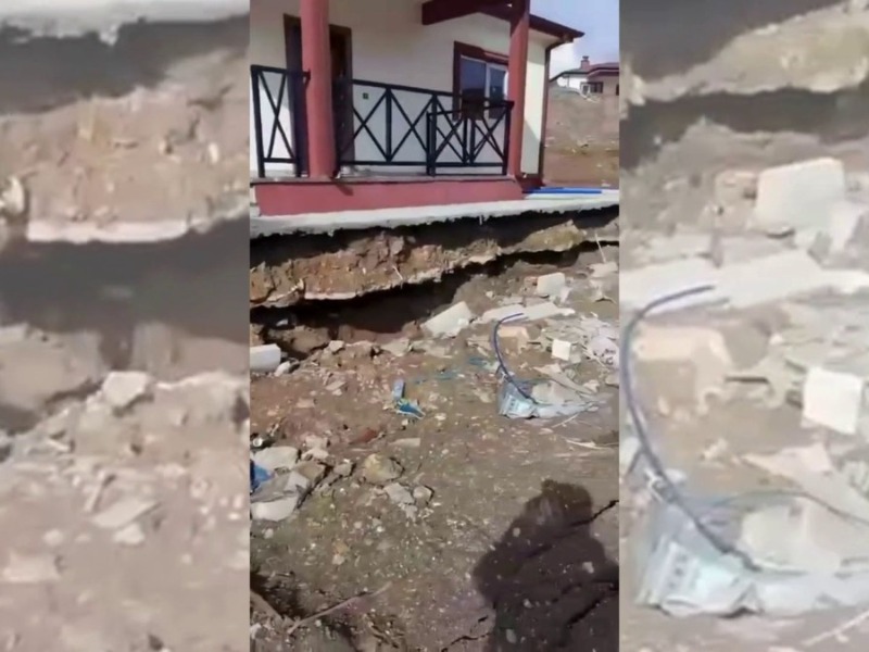 Adıyaman'da yapımı süren köy evlerindeki toprak kayması cep telefonu kamerasına yansıdı