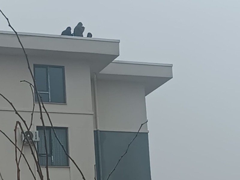 Adıyaman İndere TOKİ'de maaş eylemi: İşçiler çatıya çıktı