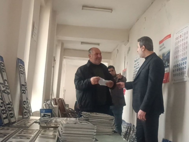 Adıyaman'da APP plaka yoğunluğu: Vatandaşlar ceza yememek için plaka değiştiriyor