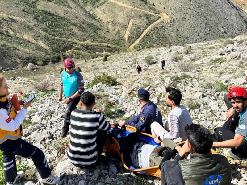 Kayalıklardan düşen genç helikopterle kurtarıldı
