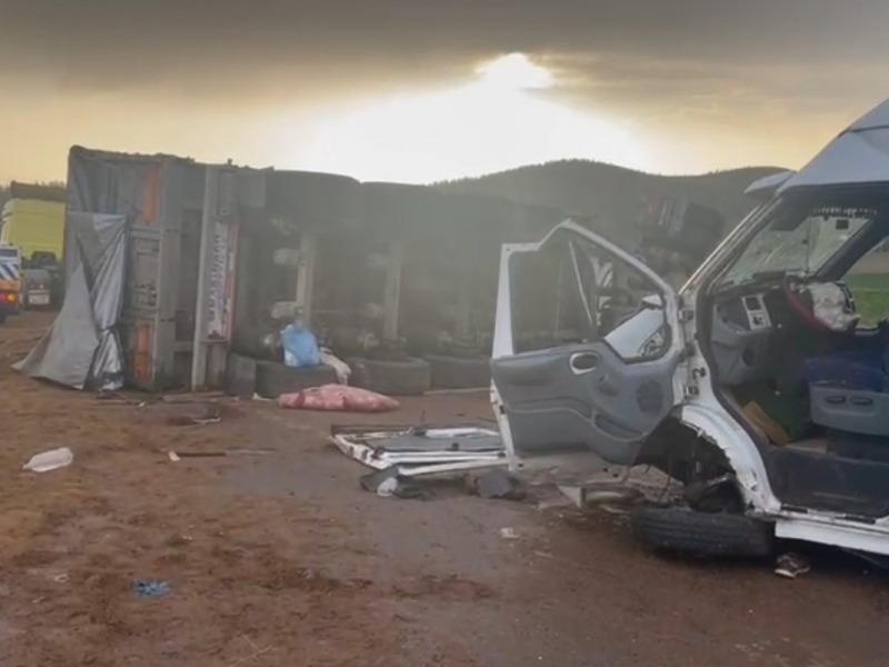 5 aracın karıştığı kazada ortalık savaş alanına döndü: 2 ölü, 20 yaralı