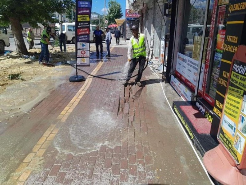 Gölbaşı Belediyesi, cadde ve sokakları tazyikli suyla temizleniyor