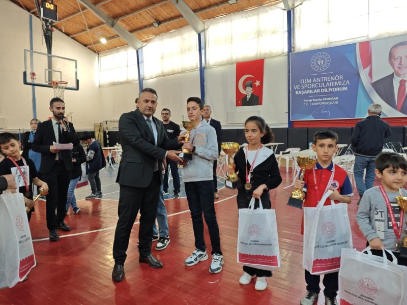 Kahta'da ‘Hedef 5 Turnuvası’nda 210 öğrenci yarıştı